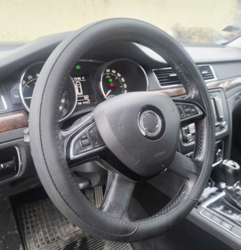 Bőrhatású szellőző kormányvédő – fekete színben, fehér belsővel 38 cm 23518BK-PRO