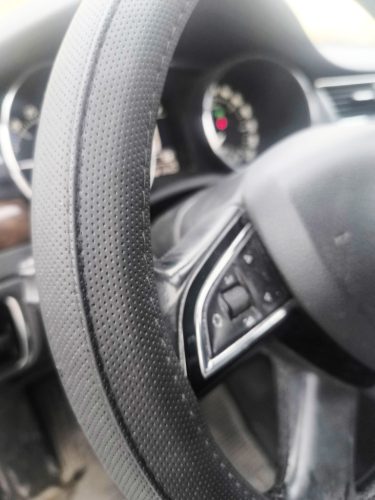 Bőrhatású szellőző kormányvédő – fekete színben, fehér belsővel 38 cm 23518BK-PRO