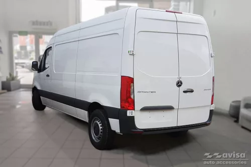Megerősített védőcsík a csomagtér szélére Mercedes Sprinter 2018- (bordázott alumínium, fekete)