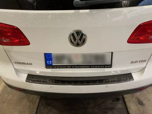 Ochranná lišta hrany kufru VW Touran 2010-2015 (tmavá, matná, II. jakost)