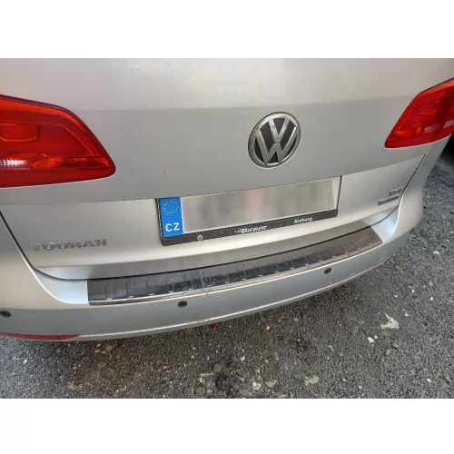 Ochranná lišta hrany kufru VW Touran 2010-2015 (tmavá, matná, II. jakost)