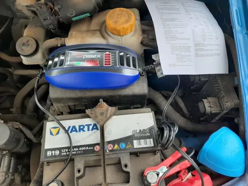 Automatikus autóakkumulátor töltő 100Ah-ig (4Amp)