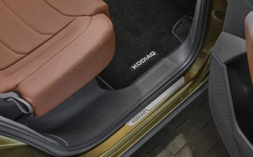 Küszöbvédő lécek Škoda Kodiaq II. 2024- (hátsó, ezüst)