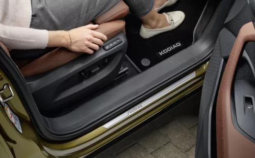 Küszöbvédő lécek Škoda Kodiaq II. 2024- (első, ezüst)